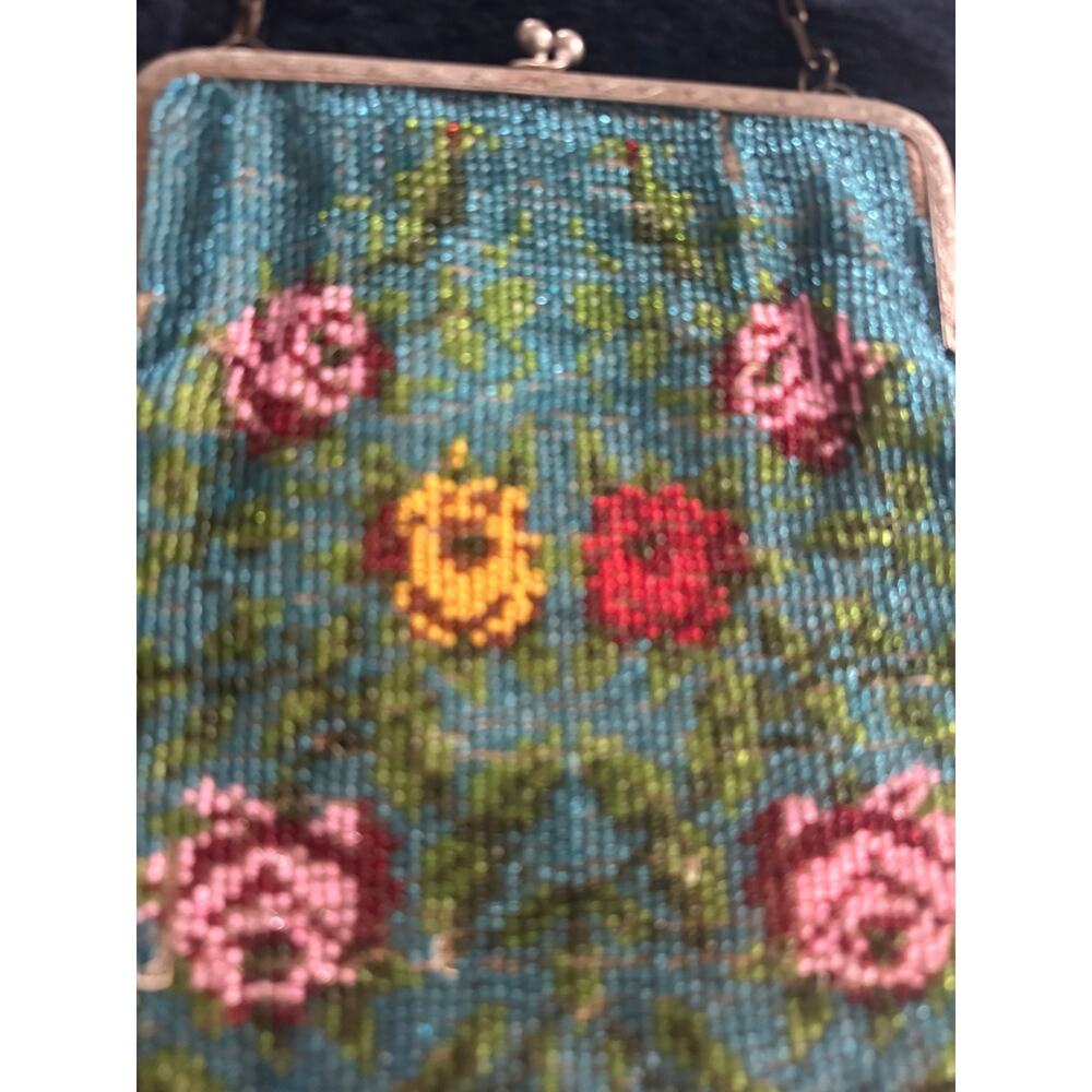 ANTIQUE 1900s to 1920s MICRO BEADED BAG TURQUOISE W/ METAL FRAME & CHAIN STRAP - Picture 4 of 9